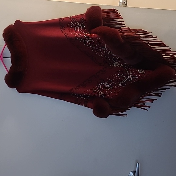 Chic Burgundy Poncho with Fringe - Picture 6 of 8